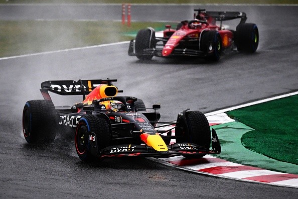 Verstappen à frente de Leclerc no Japão. Créditos: Clive Mason/Getty Images