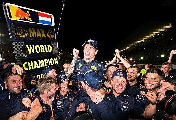 Verstappen comemorando com a equipe. Créditos: Clive Mason/Getty Images