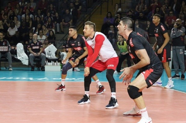 O veterano Murilo (de branco) fez boa partida no jogo 1 da final contra Campinas.     Reprodução/Instagram oficial do Sesi-SP Vôlei