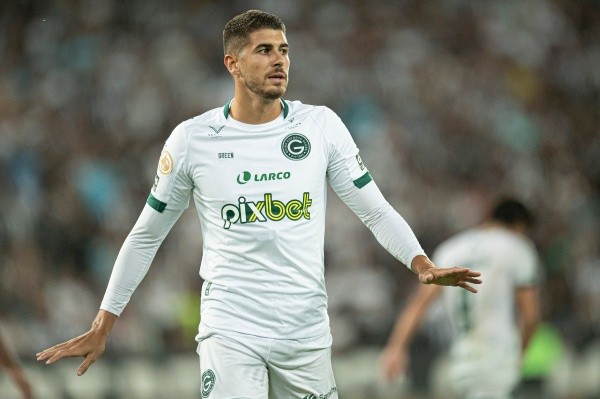 RJ - Rio de Janeiro - 06/06/2022 - BRASILEIRO A 2022, BOTAFOGO X GOIAS - Pedro Raul jogador do Goias comemora seu gol durante partida contra o Botafogo no estadio Engenhao pelo campeonato Brasileiro A 2022. Foto: Jorge Rodrigues/AGIF
