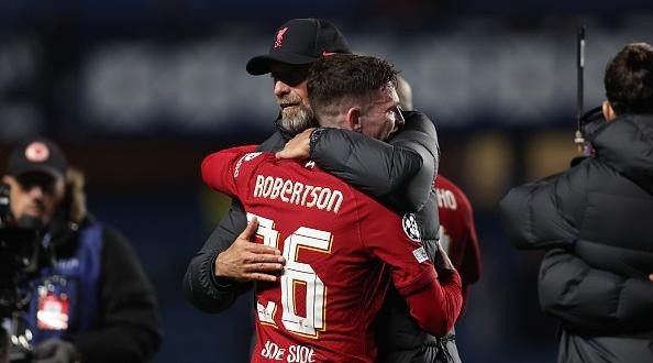 Matthew Ashton/AMA/Getty Images- Klopp abraçando Robertson após o jogo contra o Rangers