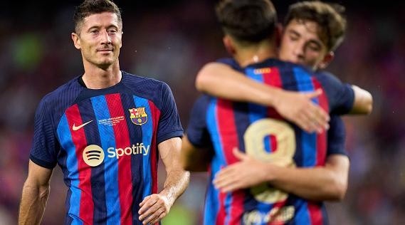 Foto: Alex Caparros/Getty Images - Pedri e Gavi atuam com Lewandowski no Barcelona