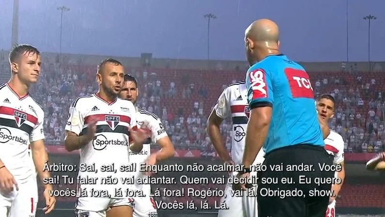 Foto: Reprodução - Rafinha conversando com juiz na hora da análise do VAR. Foto: Reprodução - Rafinha conversando com juiz na hora da análise do VAR.