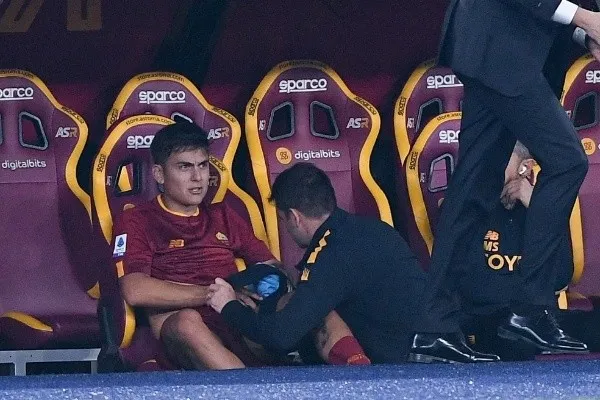 Foto: Giuseppe Maffia/NurPhoto via Getty Image/ Dybala após sair do jogo da Roma com dores. Foto: Giuseppe Maffia/NurPhoto via Getty Image/ Dybala após sair do jogo da Roma com dores.