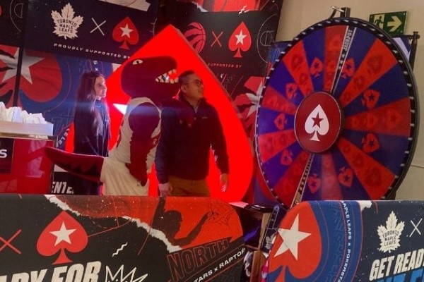 Girando a roda, o mascote dos Raptors olhando (Foto: Divulgação PokerStars)