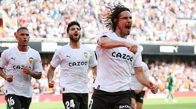 Foto: Eric Alonso/Getty Images - Cavani finalmente marcou pelo Valencia