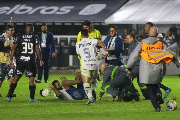 Foto: Fernanda Luz/AGIF – Torcedores do Santos invadiram o gramado contra o Corinthians