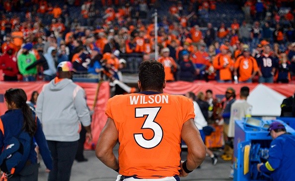 Russell Wilson ainda não vive os seus melhores dias pelo Broncos.     Créditos: Dustin Bradford/Getty Images
