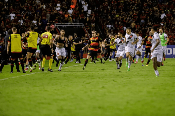 Foto: Rafael Vieira/AGIF/ Confusão na Ilha do Retiro. Foto: Rafael Vieira/AGIF/ Confusão na Ilha do Retiro.