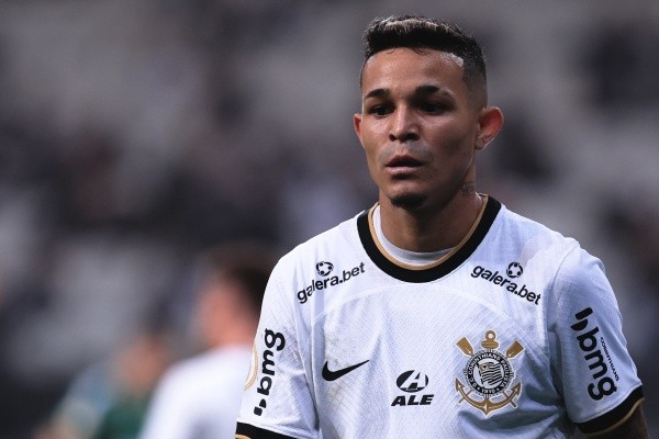 Foto: Ettore Chiereguini/AGIF – Adson tem contrato até o fim de 2024 e baixíssimo salário, que deverá sofrer reajuste