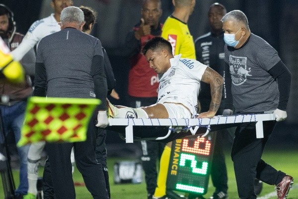 Diogo Reis/AGIF/ Marcos Leonardo saindo de campo do duelo contra o RB Bragantino. 