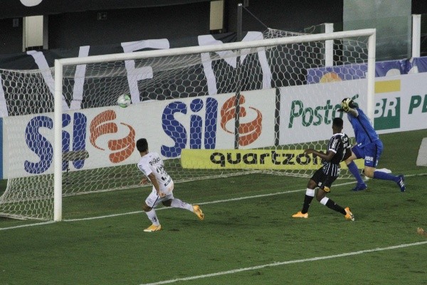 Foto: Fernanda Luz/AGIF – Marcos Leonardo fez o único gol do Santos