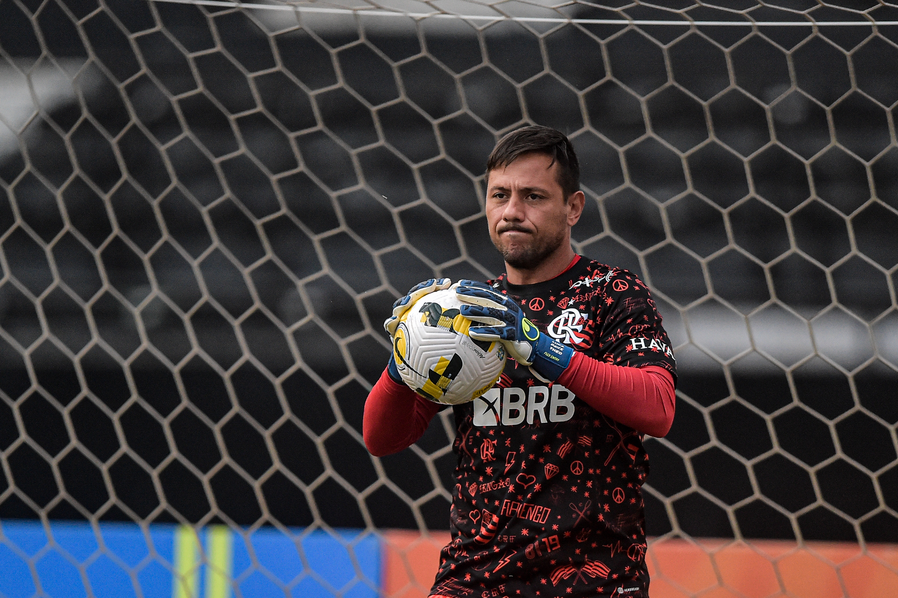 Foto: Thiago Ribeiro/AGIF – Diego Alves pode receber oportunidade no gol do Flamengo
