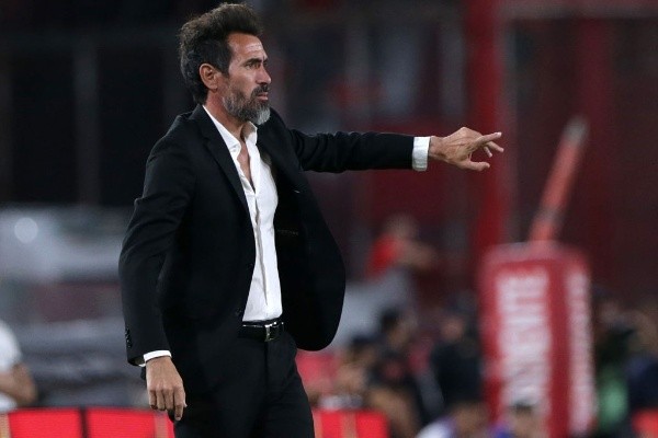 Foto: Daniel Jayo/Getty Images – Eduardo Domínguez comandou Independiente por seis meses em 2022
