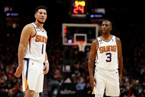 Booker e Paul: dupla lidera o Suns. Créditos: Steph Chambers/Getty Images