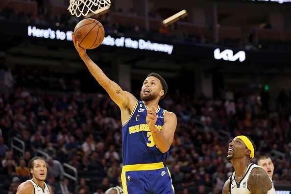 Curry contra o Nuggets. Créditos: Ezra Shaw/Getty Images