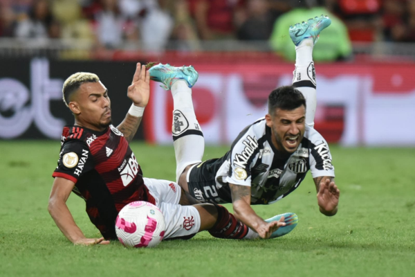 Arbitragem não marcou pênalti de Matheuzinho em Camacho (Foto: Ivan Storti/Santos FC) Arbitragem não marcou pênalti de Matheuzinho em Camacho (Foto: Ivan Storti/Santos FC)