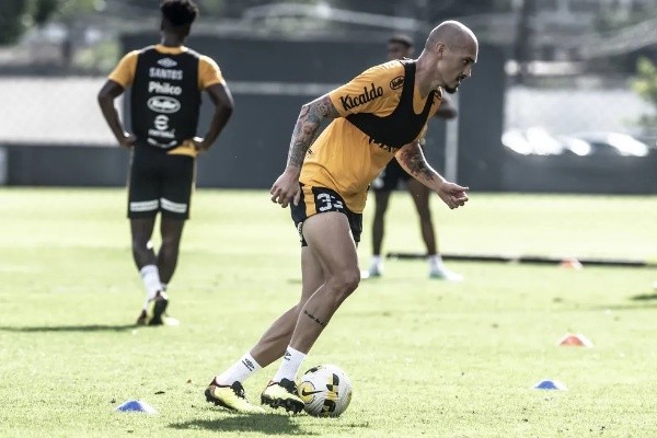 Foto: Ivan Storti/Santos FC/ Maicon treinando no CT do Santos. 