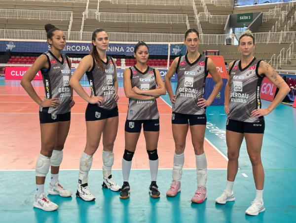 O quinteto da Seleção do Minas: Kisy, Julia Kudiess, Nyeme, Carol Gattaz e Pri Daroit. Foto: Erica Hideshima