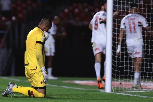 Foto:Ettore Chiereguini/AGIF – Renan desolado após o segundo gol do São Paulo