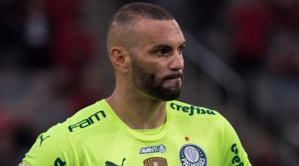 PR - Curitiba - 25/10/2022 - BRASILEIRO A 2022, ATHLETICO PR X PALMEIRAS - Weverton jogador do Palmeiras durante execucao do hino nacional antes da partida contra o Athletico-PR no estadio Arena da Baixada pelo campeonato Brasileiro A 2022. Foto: Robson Mafra/AGIF