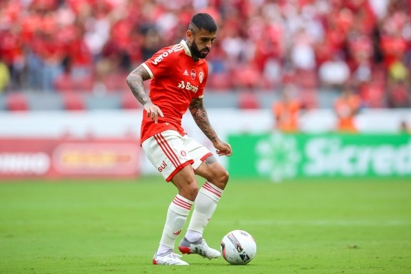 Foto: Pedro H. Tesch/AGIF/ Liziero em campo pelo Internacional. 