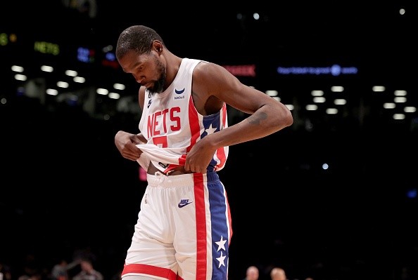 Durant cabisbaixo contra o Pacers. Créditos: Elsa/Getty Images