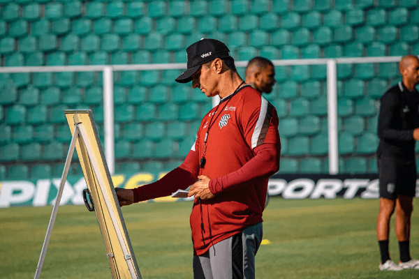 Foto: Patrick Floriani/FFC/ 'Um ano que poderia ser'; Junior Rocha fala em tom de despedida e deixa futuro incerto no Figueirense. 