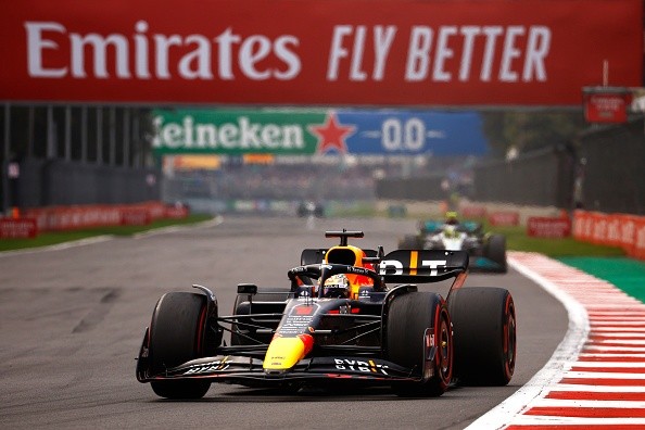 Verstappen à frente de Hamilton no México.     Créditos: Chris Graythen/Getty Images