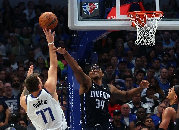 Doncic durante a partida contra o Magic.     Créditos: Richard Rodriguez/Getty Images)
