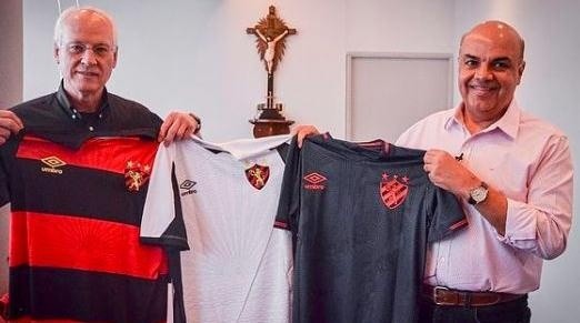 Foto: Igor Cysneiros/Instagram oficial Sport - O helofísico Jim Spann foi homenageado pelo presidente do Sport, Yuri Romão