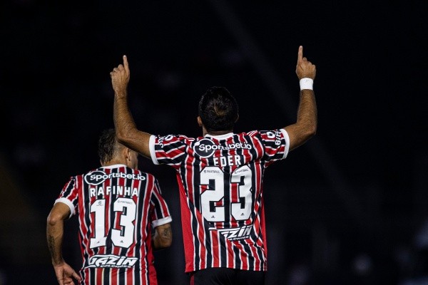 Éder com a camisa do São Paulo - Foto: Diogo Reis/AGIF