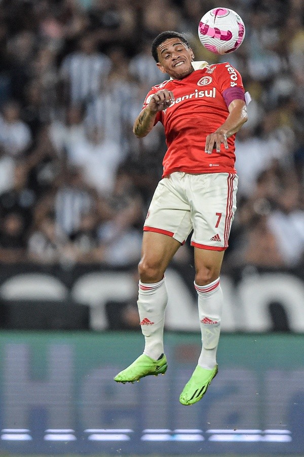 Foto: Thiago Ribeiro/AGIF – Taison pode renovar seu contrato e seguir no Colorado