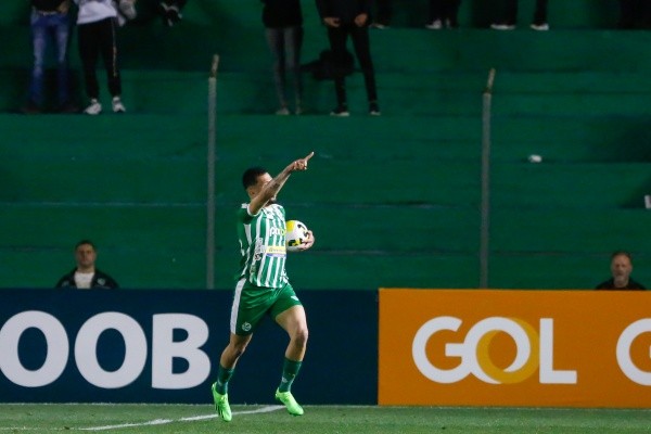 Foto:  Luiz Erbes/AGIF - Vitor Gabriel atuou emprestado ao Juventude em 2022 