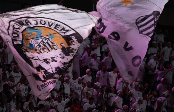 Foto:Raul Baretta/AGIF – Torcida organizada do Santos não quer SAF no Clube