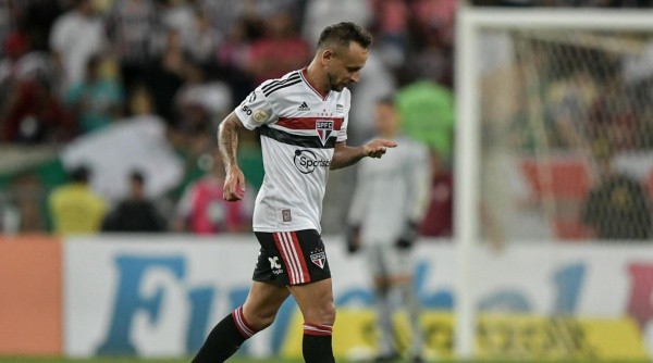 Rafinha renovou com o São Paulo (Foto: Thiago Ribeiro/AGIF)