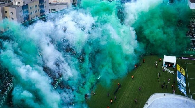 Foto: Douglas Ceccon/Twitter oficial Coritiba - Torcida do Coritiba fez grande festa após a permanência na Série A
