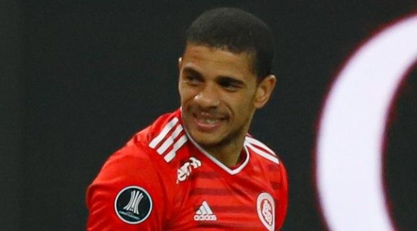 Taison não deve ficar no Internacional (Foto: Maxi Franzoi/AGIF)
