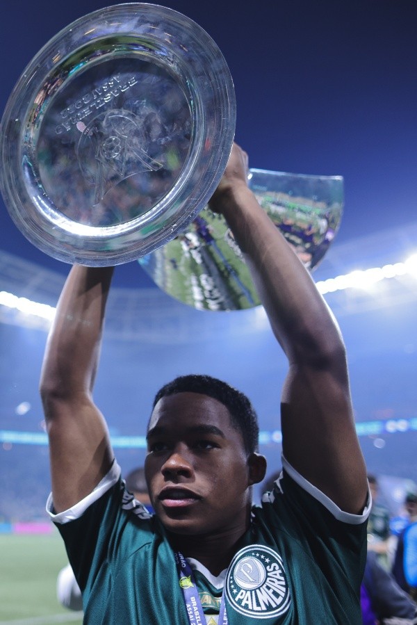 Foto: Ettore Chiereguini/AGIF – Endrick festeja com a taça do Brasileirão