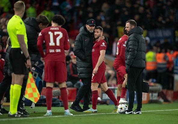 Visionhaus/Getty Images – Klopp abraçando o jogador Milner após partida na Champions League