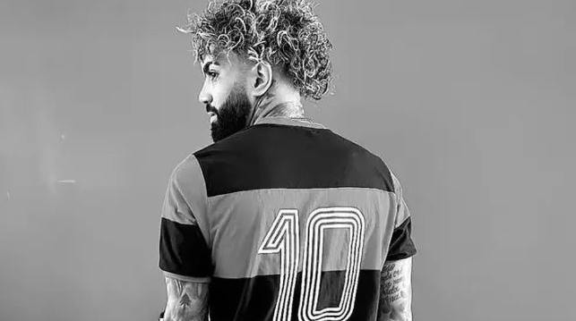 Foto: Acervo Pessoal Gabigol/Instagram - Gabi posou com a camisa 10 após título da Copa do Brasil 