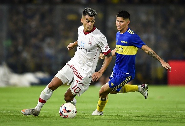BUENOS AIRES, ARGENTINA - MARCH 06: Franco Cristaldo of Huracan fights for the ball with Jorman Campuzano of Boca Juniors during a match between Boca Juniors and Huracan as part of Copa de la Liga 2022 at Estadio Alberto J. Armando on March 6, 2022 in Buenos Aires, Argentina. (Photo by Marcelo Endelli/Getty Images)