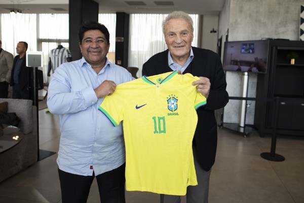 Lucas Figueiredo/CBF | Mazolla recebeu uma camisa personalizada do presidente da CBF 