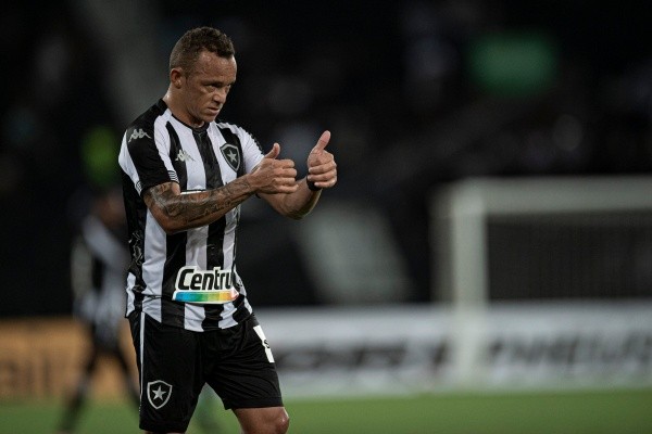 Foto: Jorge Rodrigues/AGIF – Carlinhos não atua desde abril quando machucou o joelho durante o Campeonato Carioca