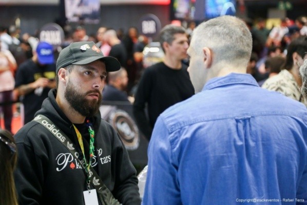 Ao fundo o CEO da Playmaker, Jordan Gnat (Foto: Rafael Terra/BSOP)