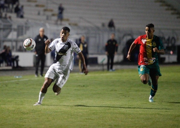 SP - Campinas - 23/06/2022 - BRASILEIRO B 2022, PONTE PRETA X SAMPAIO CORREA - Echapora jogador do Ponte Preta disputa lance com Rafael Villa jogador do Sampaio Correa durante partida no estadio Moises Lucarelli pelo campeonato Brasileiro B 2022. Foto: Rogerio Capela/AGIF