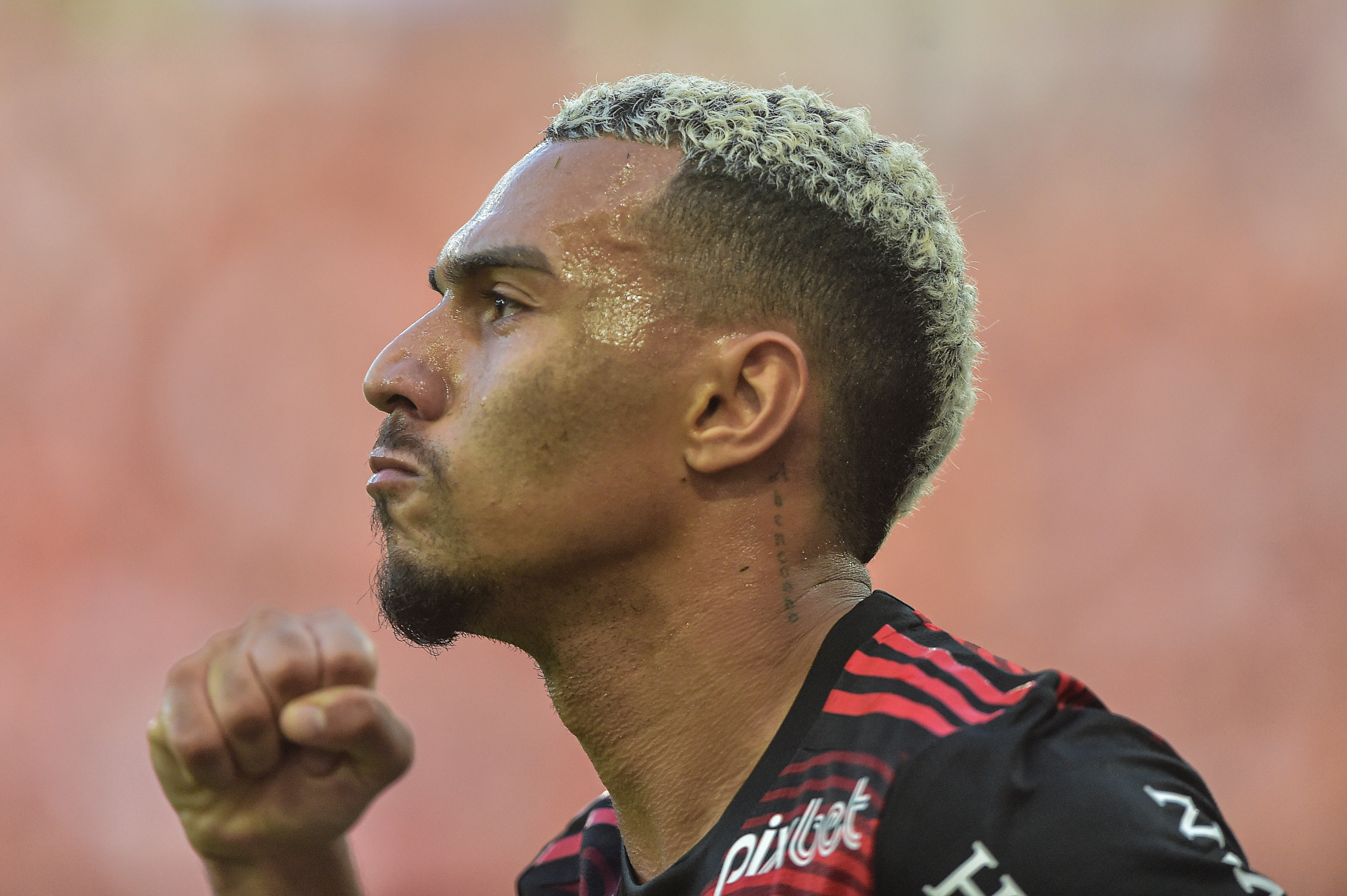Foto: Thiago Ribeiro/AGIF – Matheuzinho acabou 2022 na reserva da LD do Flamengo e interessa ao Cruzeiro
