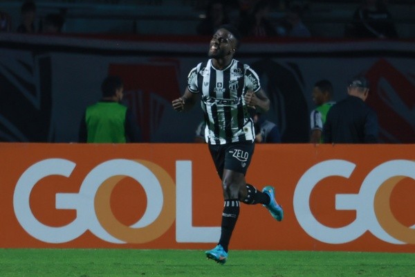 Marcello Zambrana/AGIF/ Stiven Mendoza em campo. 