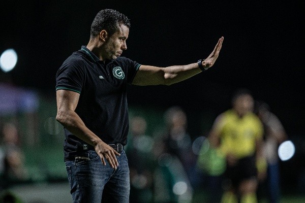 GO - Goiania - 15/06/2022 - BRASILEIRO A 2022, GOIAS X INTERNACIONAL - Jair Ventura tecnico do Goias durante partida contra o Internacional no estadio Serrinha pelo campeonato Brasileiro A 2022. Foto: Heber Gomes/AGIF GO - Goiania - 15/06/2022 - BRASILEIRO A 2022, GOIAS X INTERNACIONAL - Jair Ventura tecnico do Goias durante partida contra o Internacional no estadio Serrinha pelo campeonato Brasileiro A 2022. Foto: Heber Gomes/AGIF