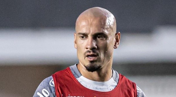Maicon com a camisa do Santos - Foto: Raul Baretta/AGIF
